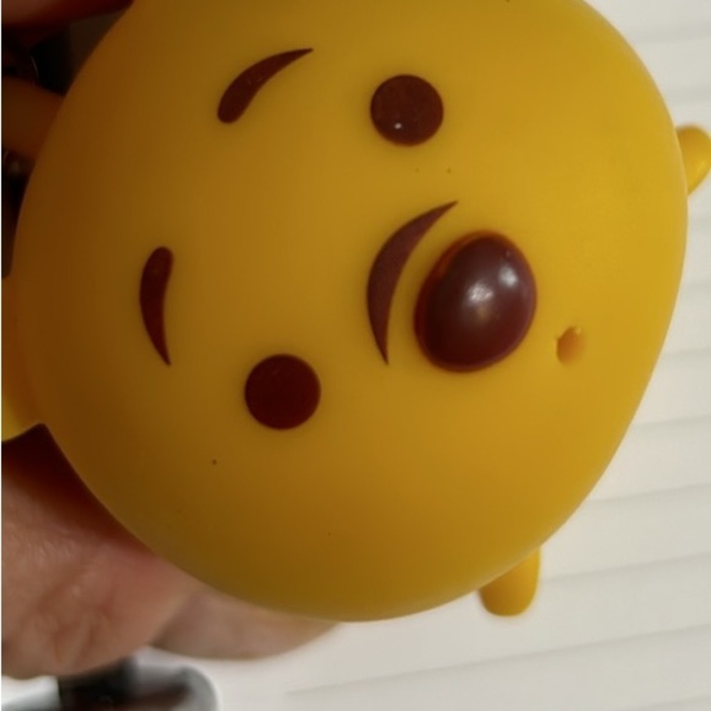 Disney Tsum Tsum - Winnie‎ the Pooh Squeezable Scent Keychain NWT Collectible - Picture 6 of 13